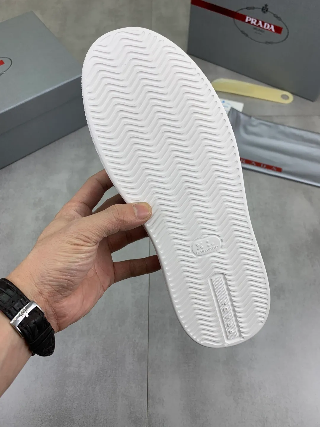 Men's Men's Shoes 💰P560 💰【New Style】 The latest model of high-quality PRADA classic men's shoes has been launched on the official website in 1:1 copy, synchronized in Hong Kong and on the same catwalk; all made of calfskin➕imported cowhide lining, 🍡🍡original rubber outsole, non-slip and wear-resistant; comfortable on the feet, attractive style, fine workmanship, and simple and neat shoe lasts, showing the courage and toughness of men, 👍sizes 38 to 44 (45 can be customized) black and white Blue color🉑️choose
